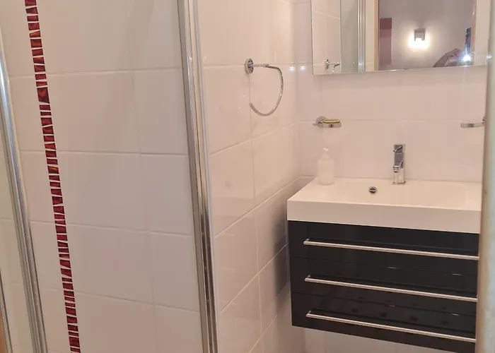 Spacieuse Avec Piscine Privee Et Climatisation A Sainte-maxime, Ideale Pour 10 Personnes - Fr-1-780-16 *