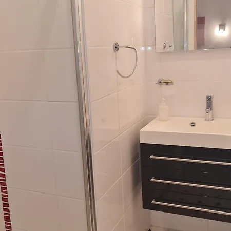 Spacieuse Avec Piscine Privee Et Climatisation A Sainte-maxime, Ideale Pour 10 Personnes - Fr-1-780-16 *